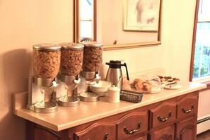 Free daily full breakfast - The Harbour House (Charlottetown)