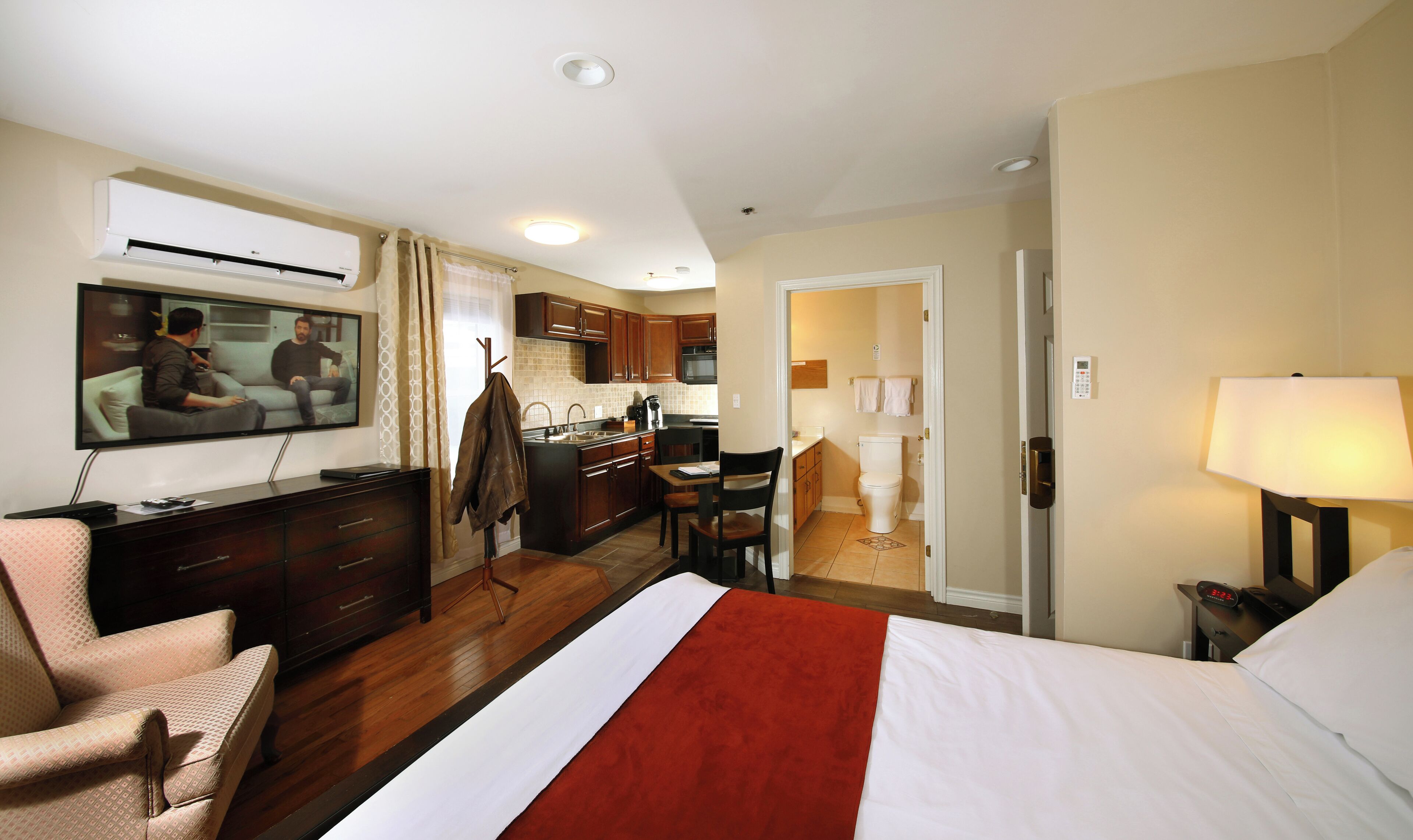 Junior Room, 1 Queen Bed | Private kitchenette | Fridge, cookware/dishes/utensils