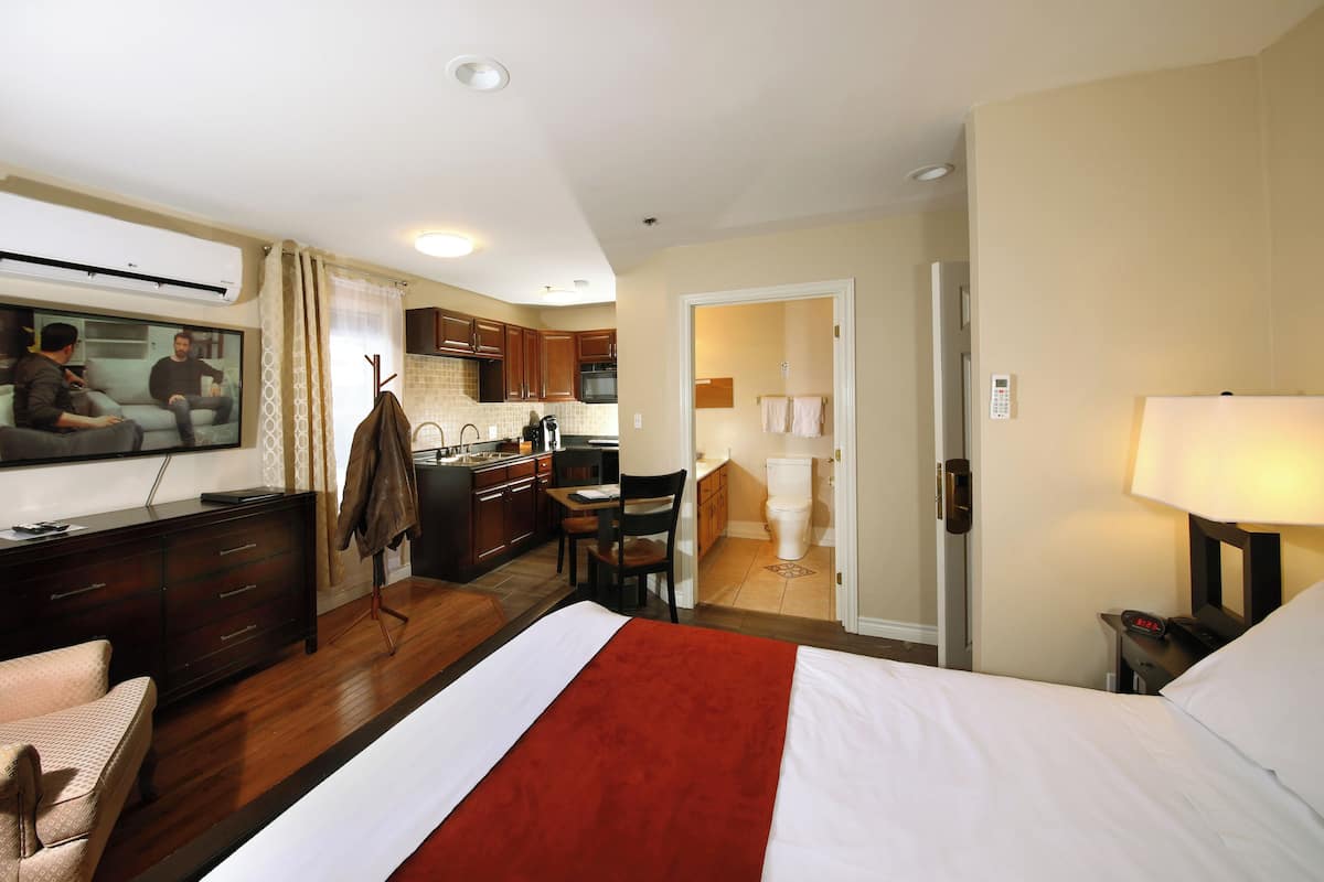 Junior Room, 1 Queen Bed | Private kitchenette | Fridge, cookware/dishes/utensils