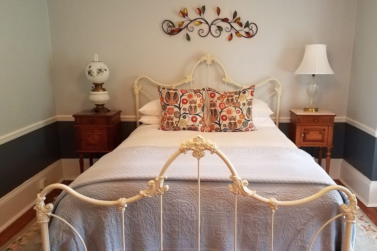 Standard Double Room, 1 Queen Bed, Garden View | Premium bedding, desk, iron/ironing board (on request), WiFi (free)