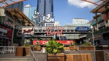 Letrero de Kansas City con un escenario para presentación en vivo, rodeado de diversos comercios.