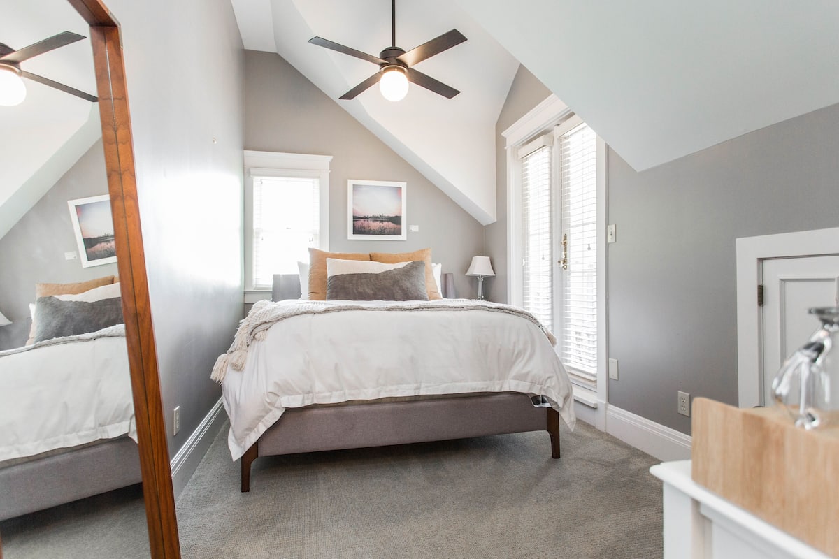 Queen Bed Deck (William Gilliss) | Premium bedding, pillowtop beds, individually decorated