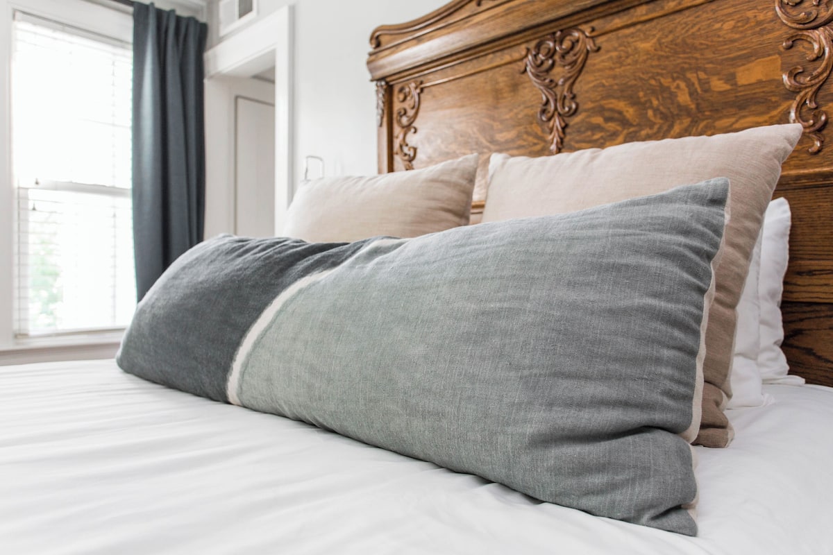 Chambre, 1 grand lit, cheminée