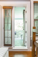 客房, 1 张大床, 阳台 | 高档床上用品、加厚床垫、特色装修、特色家居