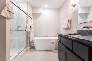 Habitación, 1 cama King size | Baño | Secadora de cabello, batas, toallas, jabón 