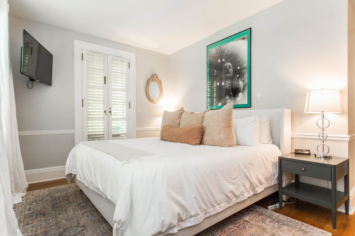 King Bed Deck (Kathryn Winstead) | Premium bedding, pillowtop beds, individually decorated