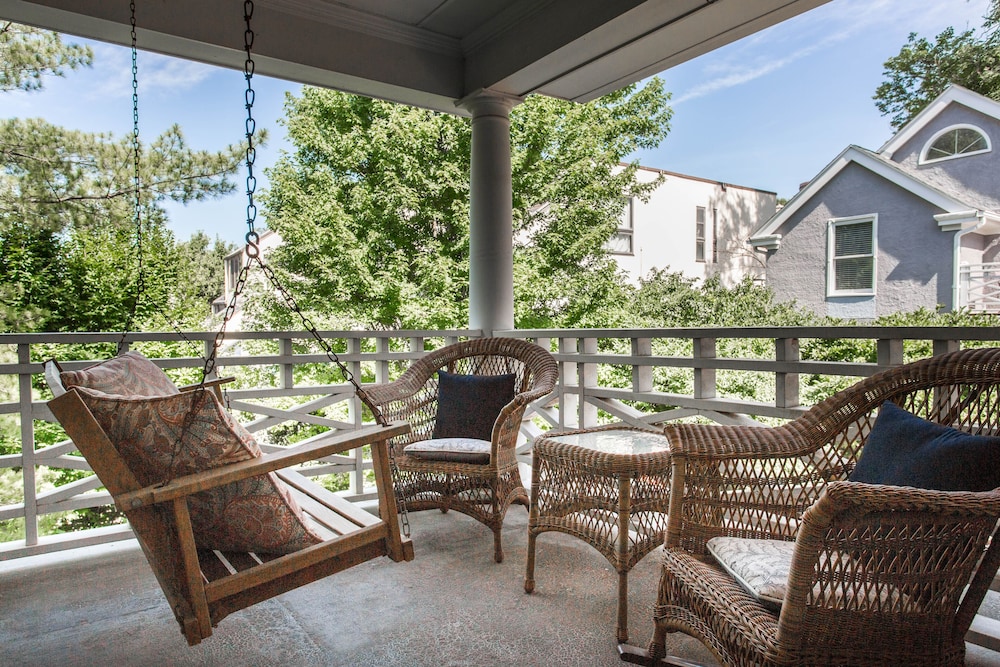 Southmoreland on the Plaza by null