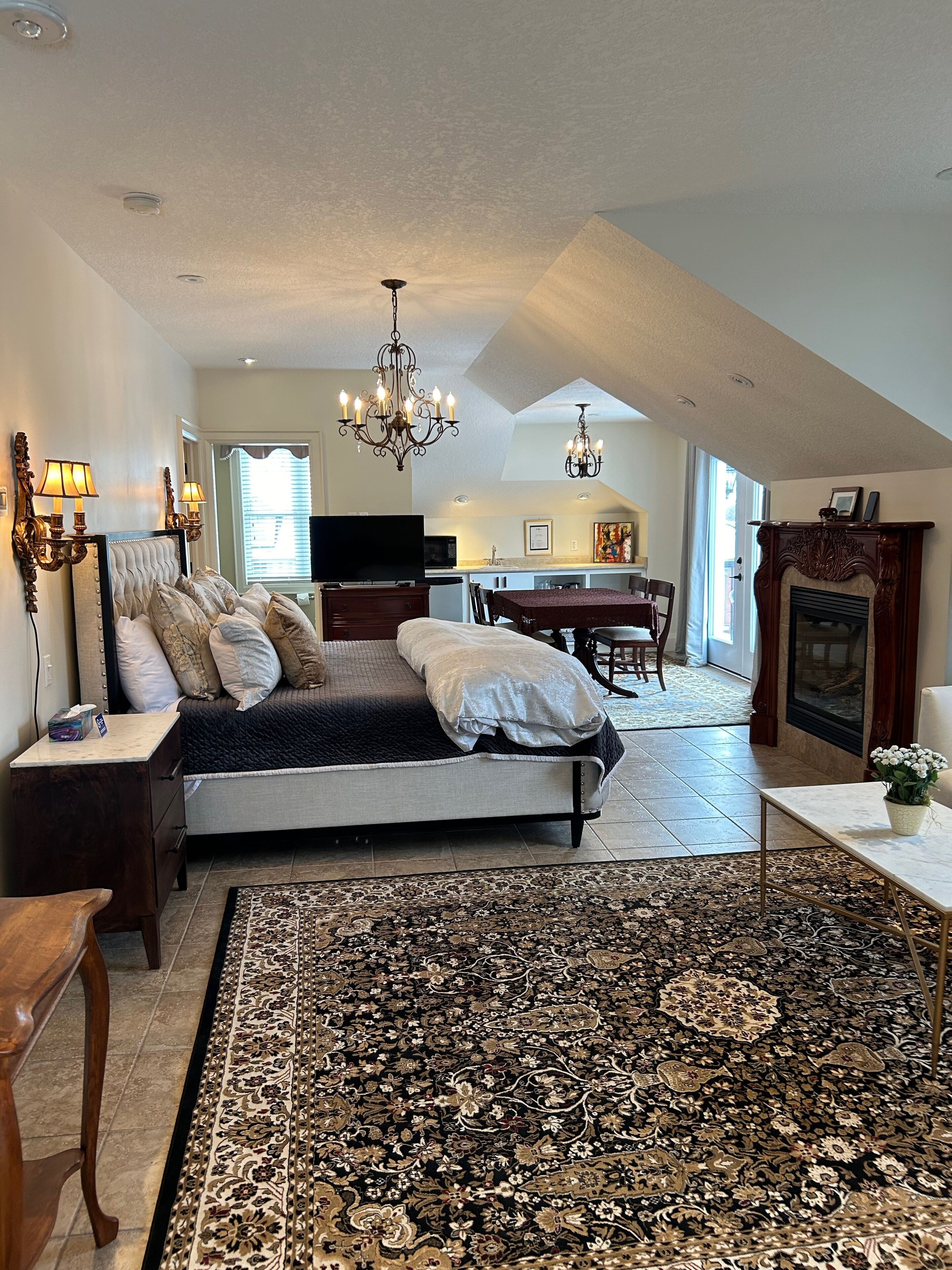 Penthouse Suite, with Jacuzzi | Premium bedding, down comforters, laptop workspace, free WiFi