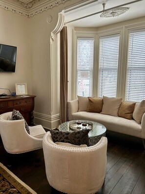 Deluxe Queen Suite with Jetted Tub | Seprai premium, selimut bulu angsa, dan ruang kerja ramah laptop