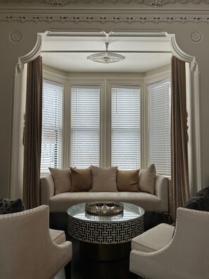 Deluxe Queen Suite with Jetted Tub | 고급 침구, 오리/거위털 이불, 노트북 작업 공간, 무료 WiFi