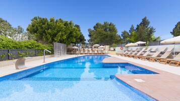 2 piscines a l'aire lliure, para-sols i gandules