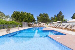 2 kolam renang outdoor, dengan payung kolam renang dan kursi berjemur