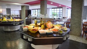 Un buffet con diversi cibi e una colonna in pietra.