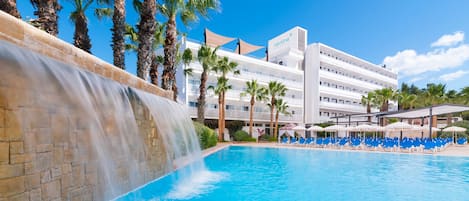 Vista frontal de la propiedad