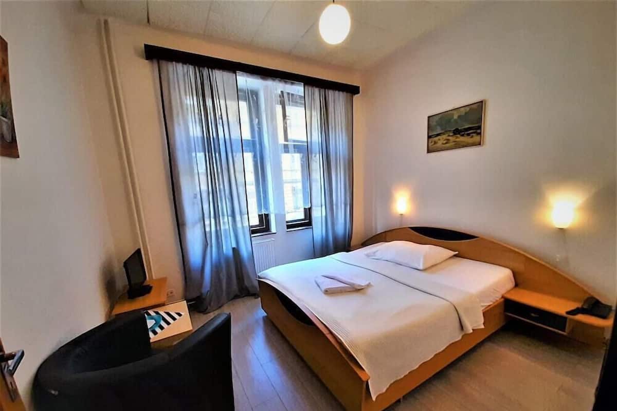 遮光カーテン、アイロン / アイロン台、WiFi (無料)、ベッドシーツ