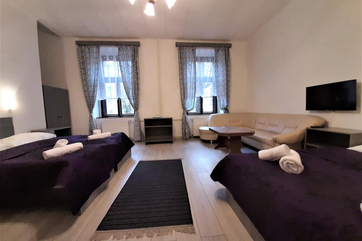 Quadrupla Standard | Tende oscuranti, ferro/asse da stiro, Wi-Fi gratuito, lenzuola
