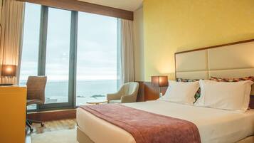 Minibar, caja de seguridad en la habitación y escritorio