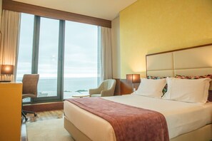 Minibar, in-room safe, desk, blackout curtains - VIP Executive Art's Hotel (Lisbon)