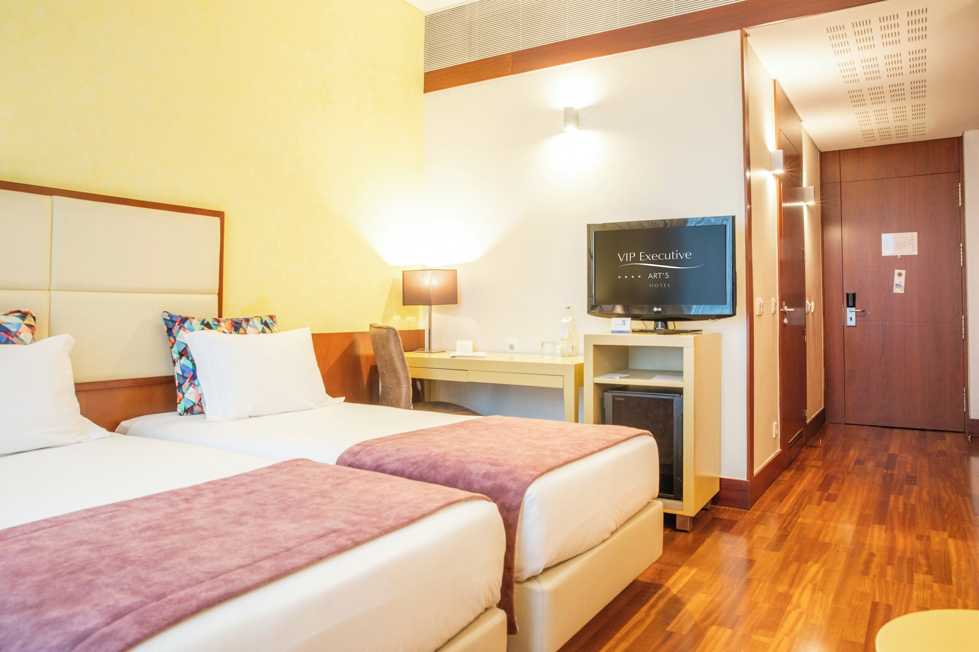 standard double or twin room | minibar, in-room safe, desk, blackout curtains