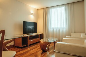 Minibár, széf a szobában, íróasztal és sötétítőfüggöny