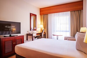 Minibaari, tallelokero huoneessa, työpöytä, pimennysverhot