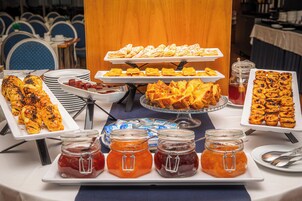 Se ofrece un desayuno bufé todos los días (11.50 EUR por persona)