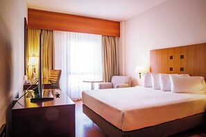 Minibar, coffres-forts dans les chambres, bureau, rideaux occultants