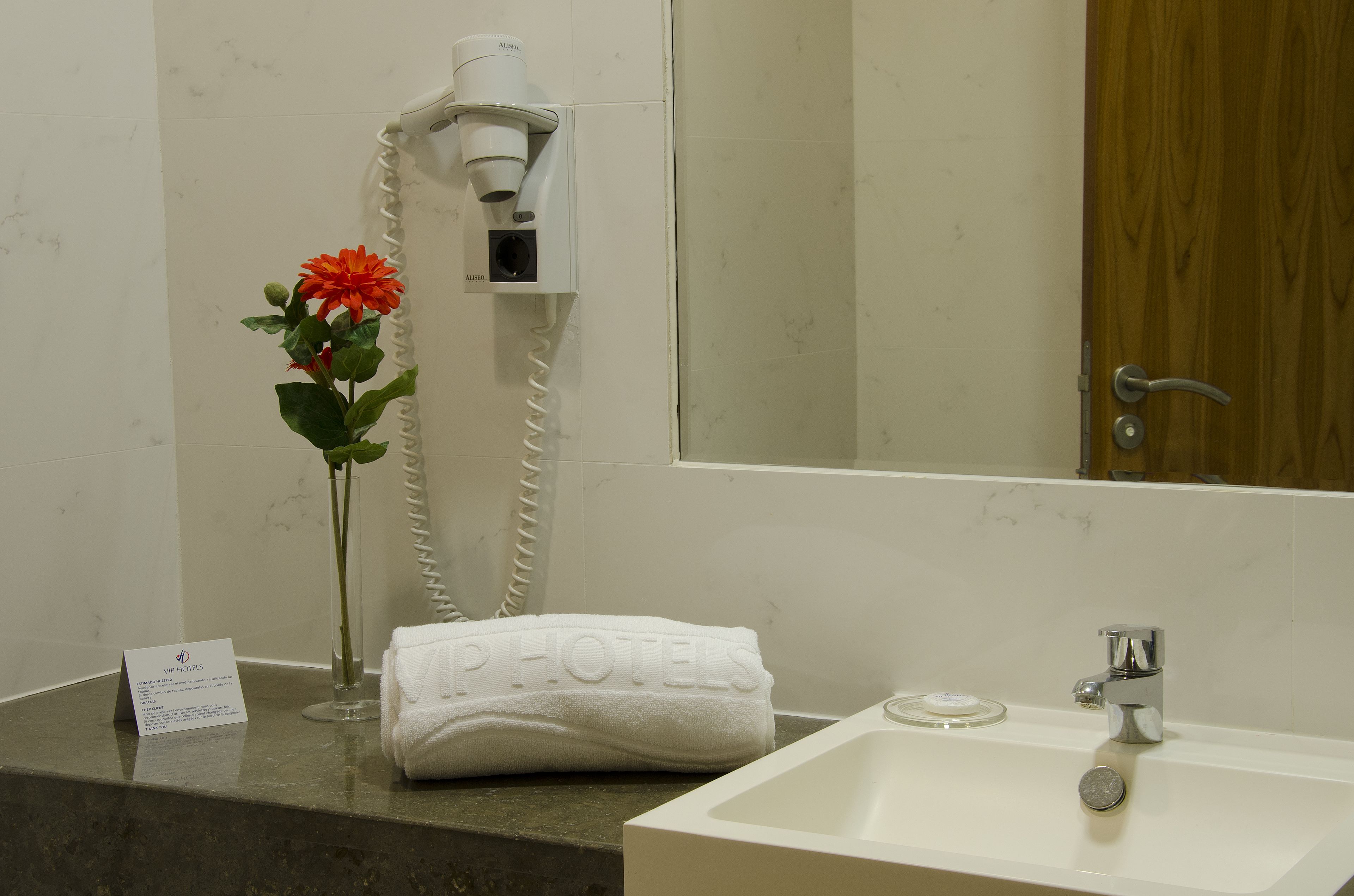 bathtub, free toiletries, hair dryer, bidet