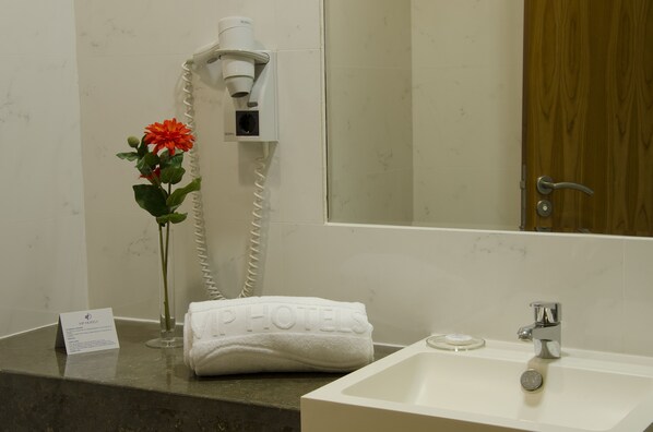 Kylpyamme, ilmaiset hygieniatuotteet, hiustenkuivaaja, bidee