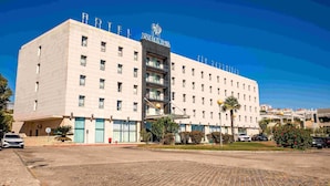 A large, multi-story hotel with a prominent sign on the roof. - VIP Executive Santa Iria Hotel (Loures)