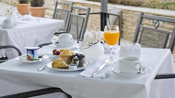 Se sirven desayunos y cocina portuguesa, con vista a la piscina