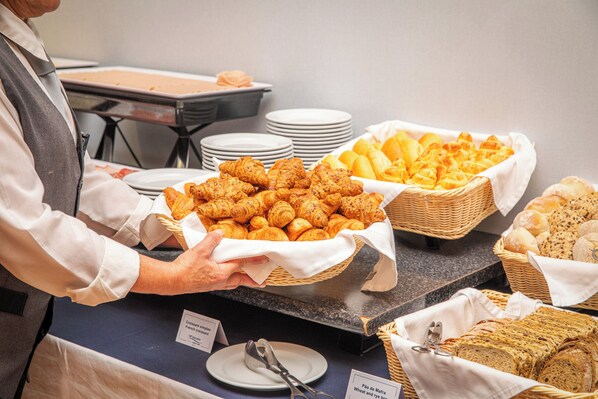 Un buffet proposant des croissants, du pain et des viennoiseries.