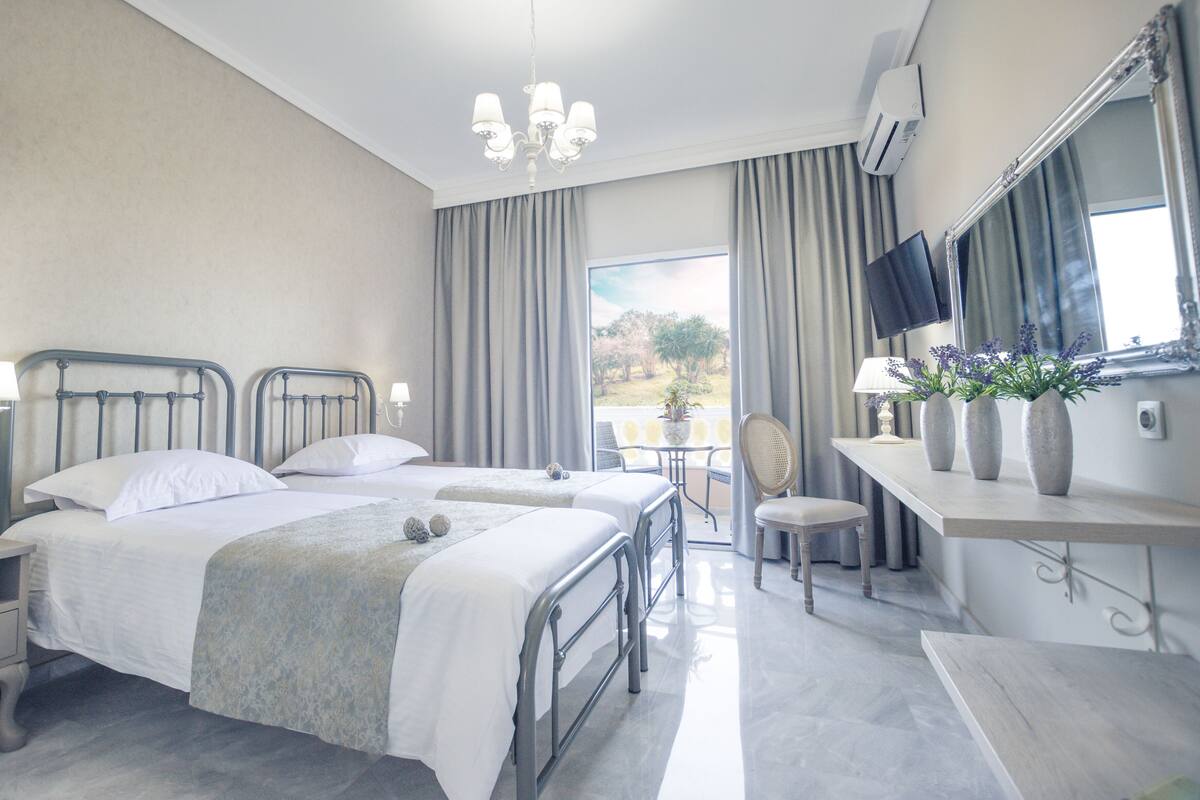 Deluxe Twin Room, Garden View | In-room safe, desk, WiFi (free), bed sheets