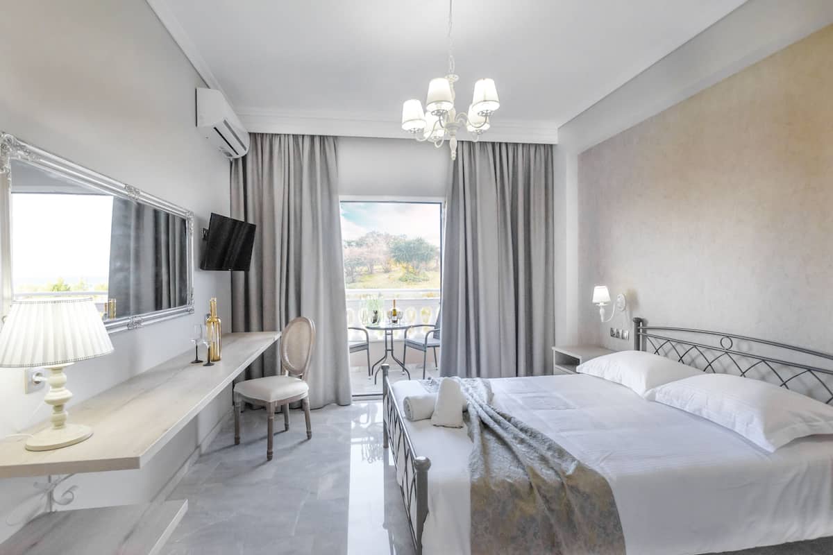 Doppia Deluxe, vista giardino | Una cassaforte in camera, una scrivania, Wi-Fi gratuito, lenzuola