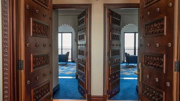 Reflejo de una habitación con alfombra estampada, un sofá y una ventana con vistas.