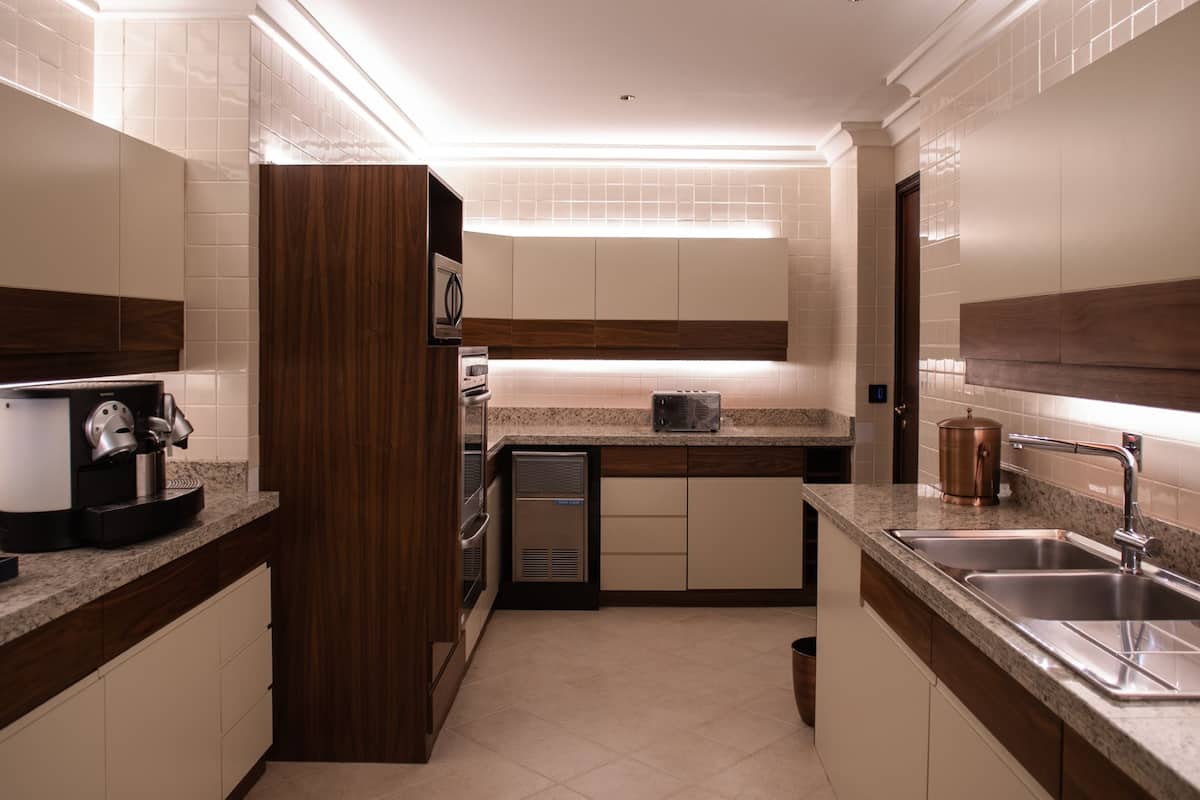 fridge, coffee/tea maker