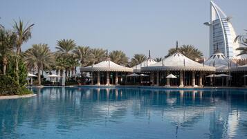 2 albercas techadas, 15 albercas al aire libre y camastros