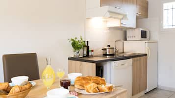 Tủ lạnh, lò vi sóng, bếp nấu, máy rửa bát