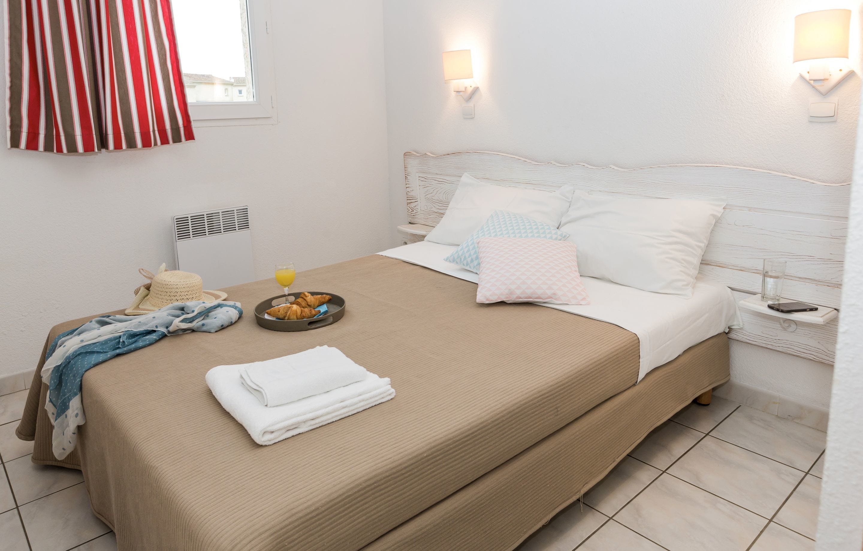 Bàn ủi/dụng cụ ủi quần áo, nôi/giường cho trẻ sơ sinh (phụ phí) 