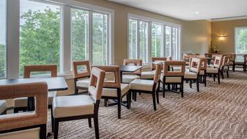 Sarapan prasmanan setiap hari (USD 9.81 per orang)