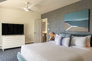 Premium bedding, desk, laptop workspace, blackout curtains - Ogunquit River Inn & Suites (Ogunquit)