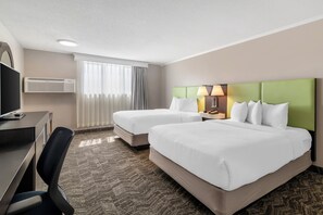 Premium bedding, desk, laptop workspace, blackout drapes - Ogunquit River Inn & Suites (Ogunquit)