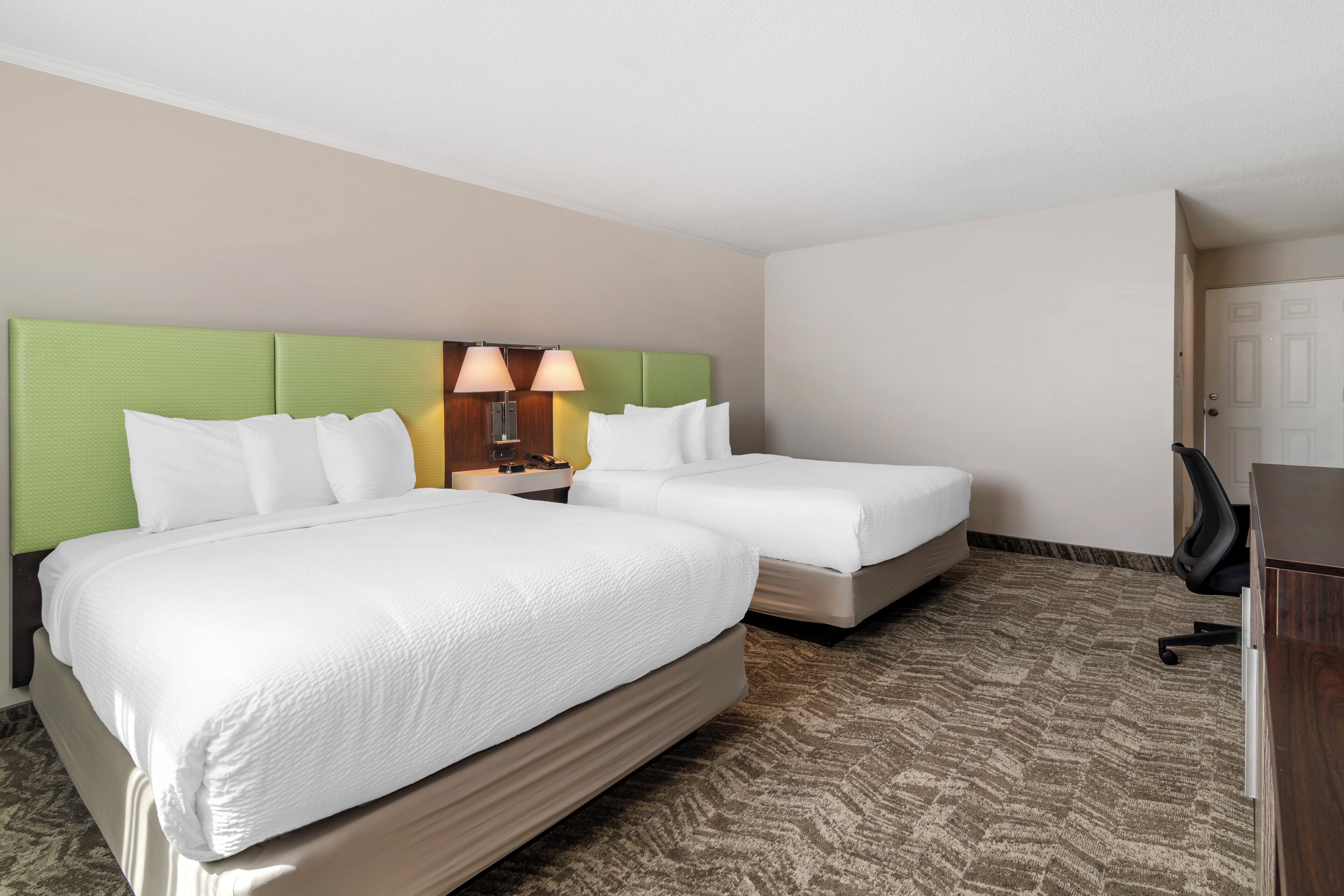 Seprai premium, meja kerja, dan ruang kerja ramah laptop