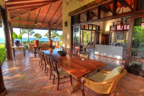 Luxury Villa, 5 Bedrooms, Oceanfront Villa Ataraxia | 房內用餐區