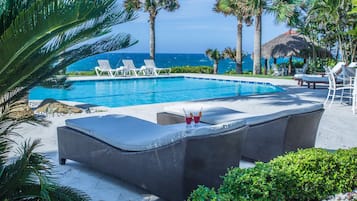 Luxury Villa, 5 Bedrooms, Oceanfront Villa Ataraxia | Hồ bơi ngoài trời | Hồ bơi ngoài trời, hồ bơi tự nhiên, ghế dài tắm nắng