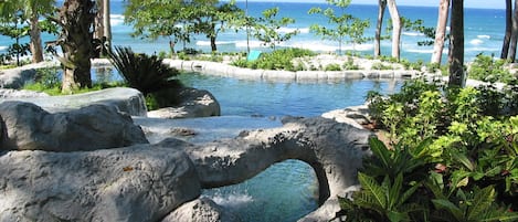 Piscine extérieure, piscine naturelle, chaises longues