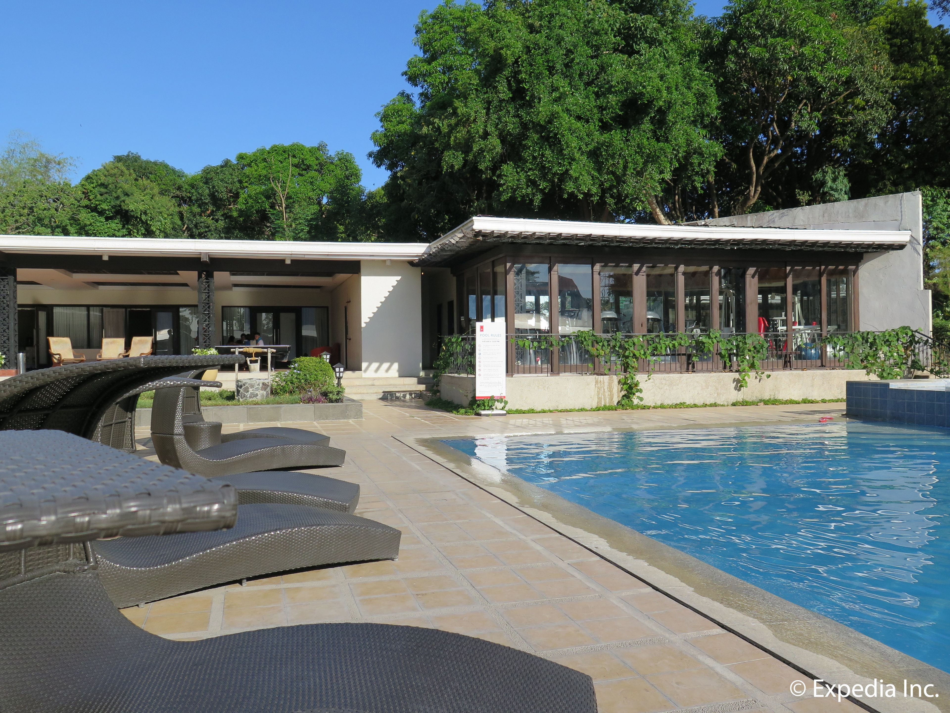 3 piscines extérieures