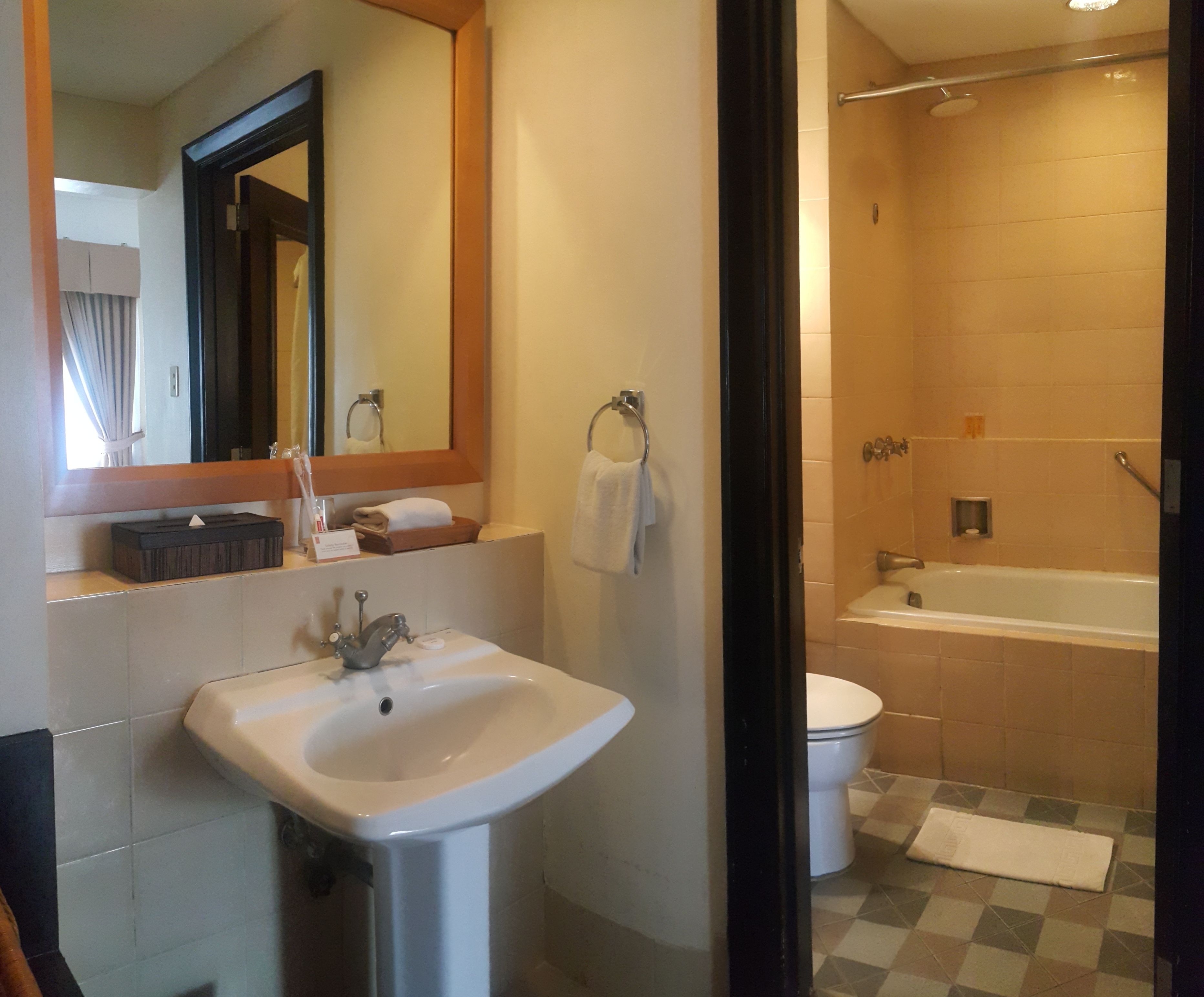 Un baño con lavamanos, inodoro y bañera.