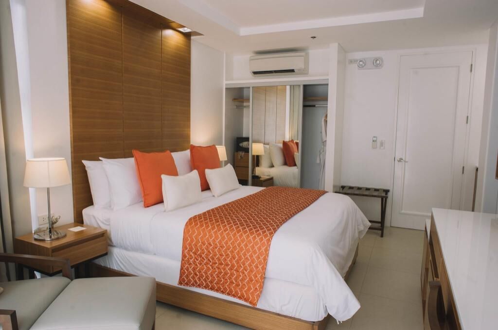 Premium bedding, in-room safe, individually decorated