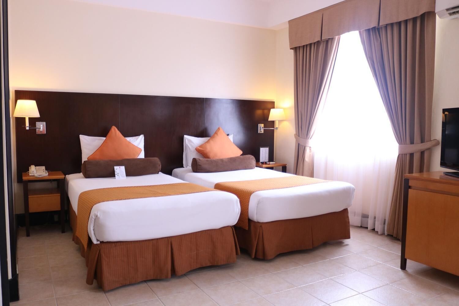 Premium bedding, in-room safe, individually decorated